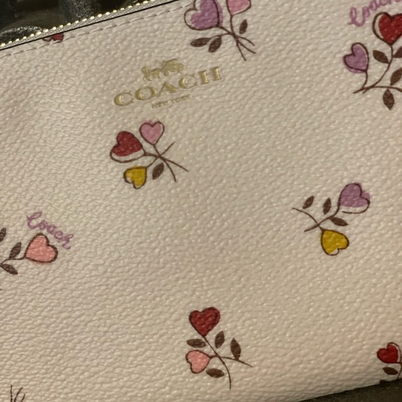 COACH NWT Corner Zip Wristlet with Heart Print - Picture 8 of 17